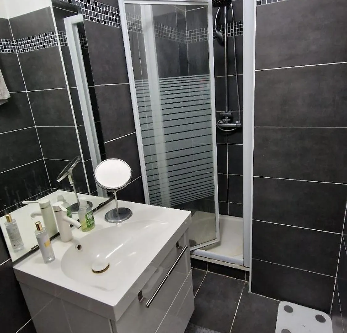 Cosy 1-Bedroom Apartment - Paris 17 France