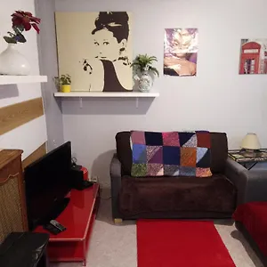 Familial Pour 1,2,3,4 Personnes De 42m2-accessible Handic -rez De Chaussee-vues Sur Rue Et Patio Prive - Sejour,chambre Separee,cuisine,salle De Bain,lit Double Et Canape-lit 2pers-entree De La Rue Berzelius-5 Minutes Du Metro Brochant-lig Appartement